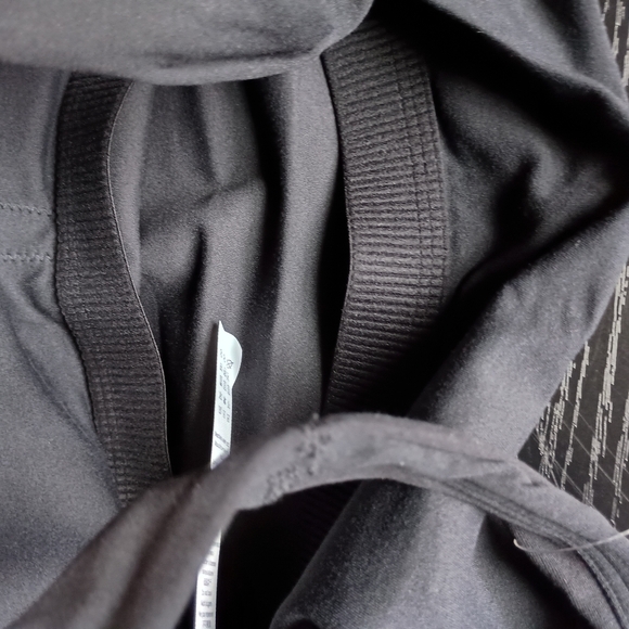 NWT Med CRZ YOGA strappy v neck sports bra w cross cross back wireless & padded - Picture 11 of 11